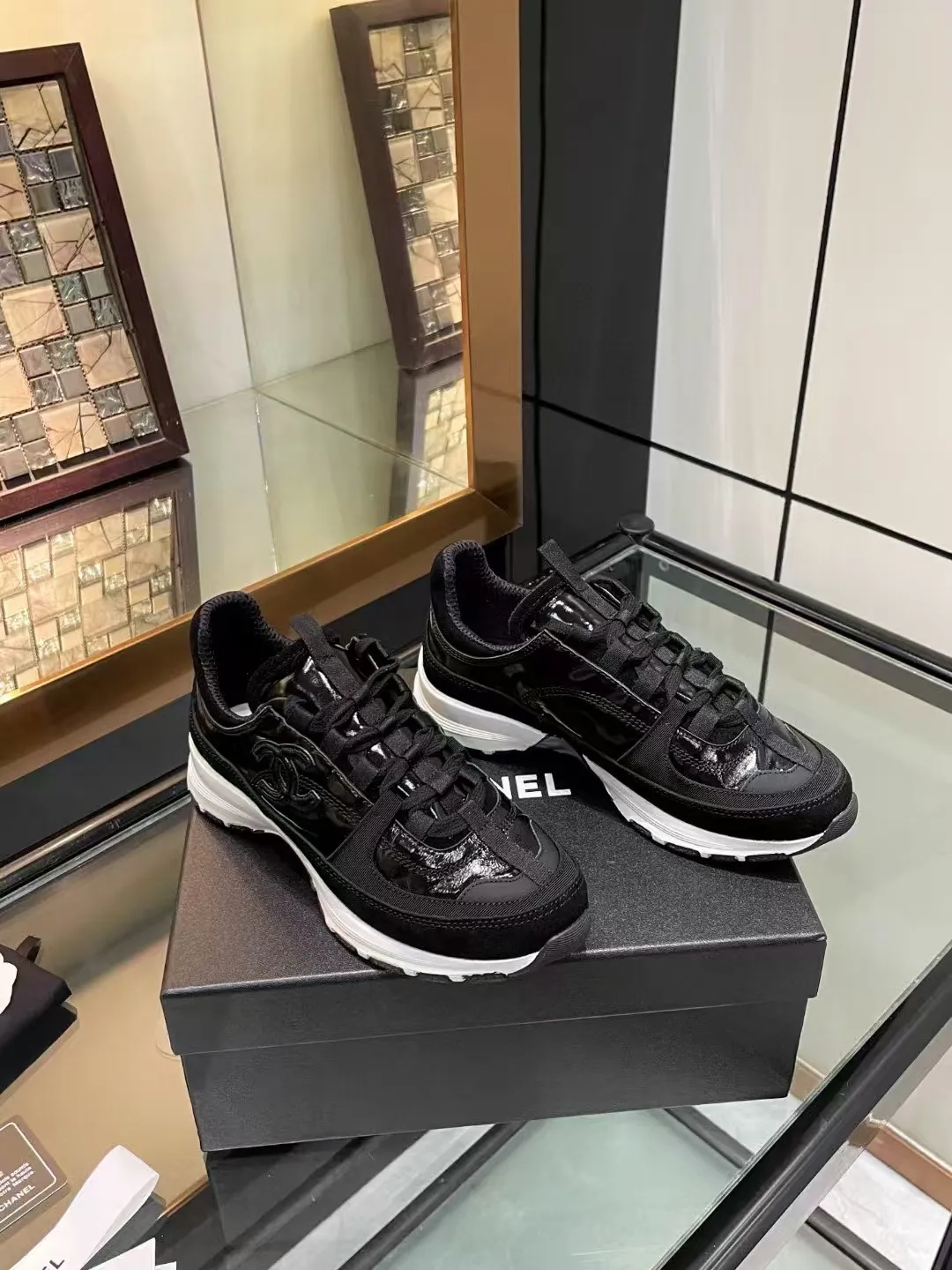👟👟Ex-factory price 600👟👟Chanel Chanel 25SS latest white shoes, casual sports shoes, skate shoes, original purchase, development and production. Xiaoxiang C’s counter is another super hot model, loved by Internet celebrity bloggers and ladies, various praises on social platforms, super popular, high quality, breathable and super spring and summer. Seeing this issue always arouses the inner desire of girls for fashion. The latest calfskin material Classic black and white color scheme, fashionable on the feet and easy to care for #Material: Original customized imported cowhide material #Inner lining: Customized soft sheepskin lining #Sole: Original open-molded TPU non-slip outsole #Sole thickness: 2.5CM Size: 35-40 (custom-made size 40 is not returnable)